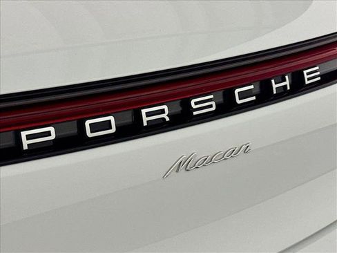 Certified 2025 Porsche Macan AWD/4WD image 28
