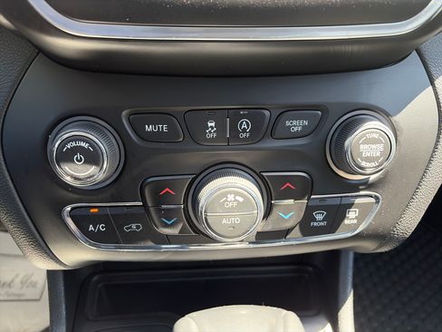 Used 2019 Jeep Cherokee Trailhawk w/ Comfort/Convenience Group AWD/4WD image 18