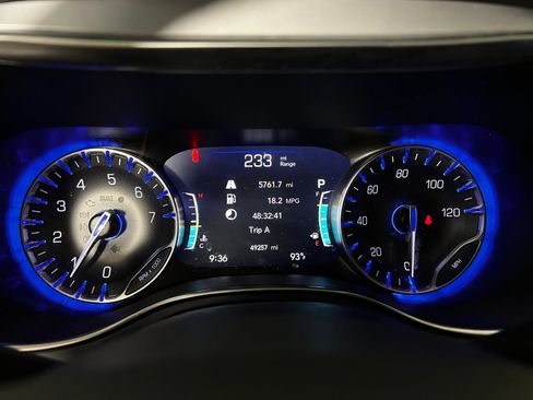 Used 2025 Chrysler Pacifica Limited FWD image 10