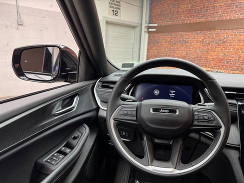 Used 2023 Jeep Grand Cherokee Altitude image 13