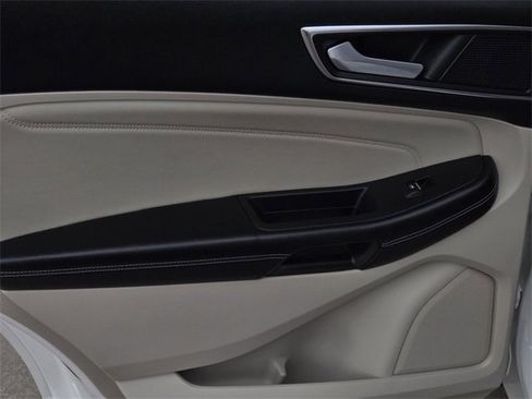 Used 2022 Ford Edge Titanium image 13