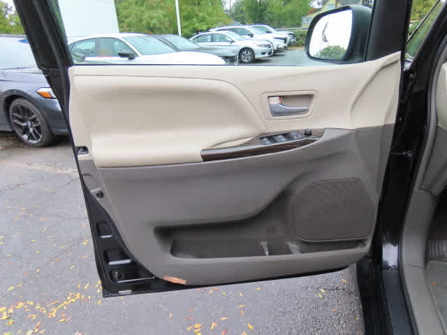 Used 2019 Toyota Sienna XLE Premium FWD image 18