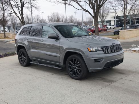 Used 2019 Jeep Grand Cherokee Altitude image 2