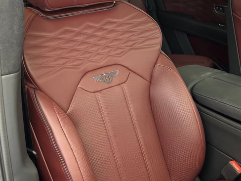 Used 2025 Bentley Bentayga image 41