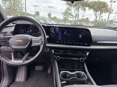 Used 2025 Chevrolet Traverse LT image 12