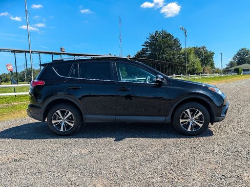 Used 2017 Toyota RAV4 XLE w/ Carpet Mat Package AWD/4WD image 4