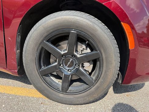 Used 2019 Chrysler Pacifica Limited w/ Tire & Wheel Group FWD image 10