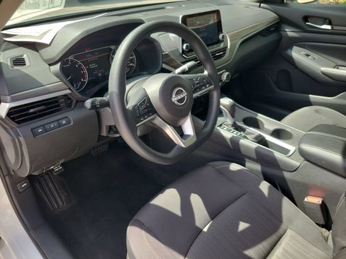 Used 2025 Nissan Altima 2.5 SV FWD image 14