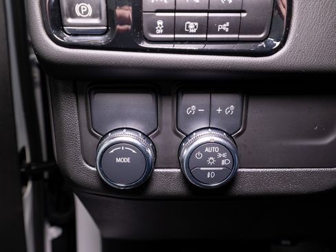 Used 2025 GMC Yukon XL Denali image 32