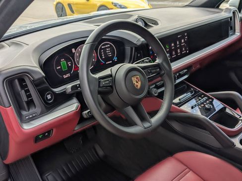 Certified 2025 Porsche Cayenne E-Hybrid AWD/4WD image 4