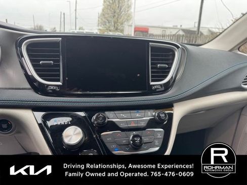 Used 2021 Chrysler Pacifica Touring w/ Cold Weather Group image 11