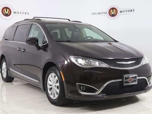 Used 2017 Chrysler Pacifica Touring-L image 19
