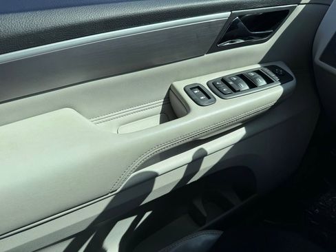 Used 2010 Volkswagen Routan SEL FWD image 33