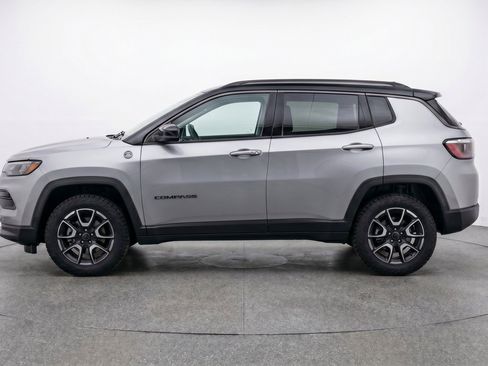 Used 2025 Jeep Compass Trailhawk AWD/4WD image 5