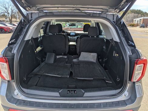 Used 2021 Ford Explorer XLT image 12