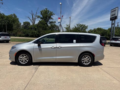 Used 2024 Chrysler Pacifica Touring-L FWD image 6
