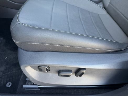 Used 2024 Volkswagen Taos SE w/ Panoramic Sunroof Package image 32