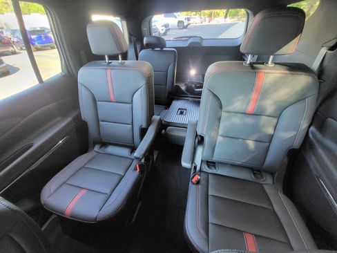 Used 2024 Chevrolet Traverse RS FWD image 14