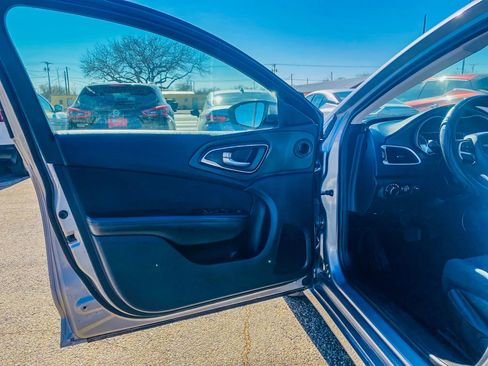 Used 2016 Chrysler 200 Limited image 15