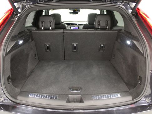 Certified 2022 Cadillac XT4 Premium Luxury w/ Enhanced Visibility Package image 8