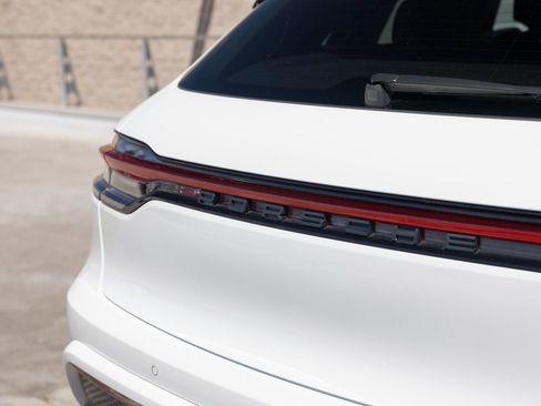 Certified 2023 Porsche Macan image 30