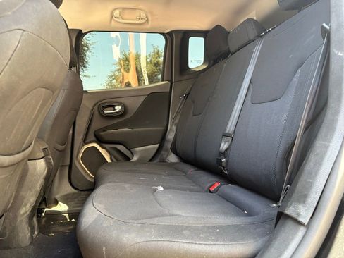Used 2017 Jeep Renegade Latitude FWD image 9
