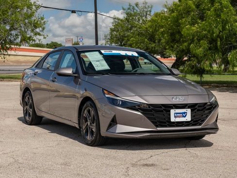 Used 2023 Hyundai Elantra SEL w/ Cargo Package FWD image 2