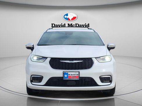 Used 2025 Chrysler Pacifica Pinnacle FWD image 8