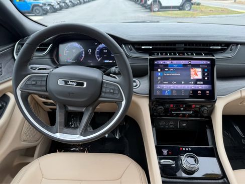 Used 2024 Jeep Grand Cherokee Limited image 13