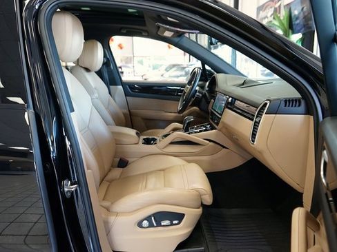 Used 2020 Porsche Cayenne image 46