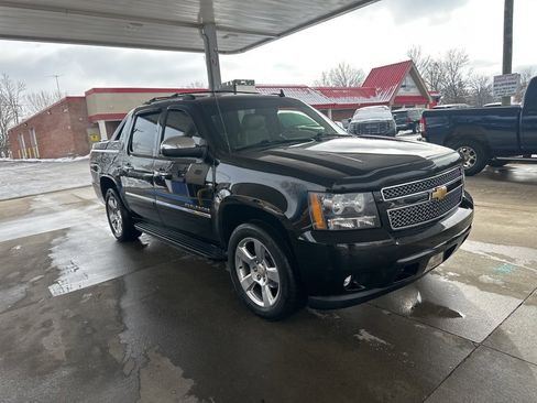 Used 2013 Chevrolet Avalanche LTZ image 3