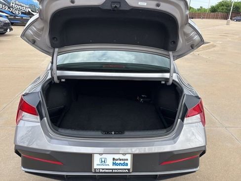 Used 2025 Hyundai Elantra Sport FWD image 17