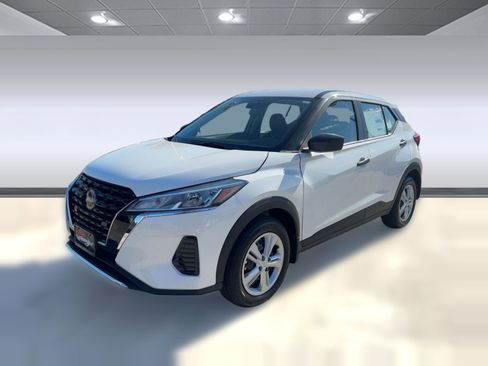 New 2025 Nissan Kicks Play S image 1