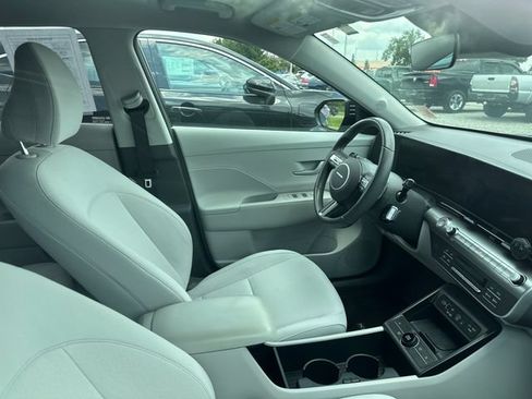Used 2025 Hyundai Kona SEL FWD image 2