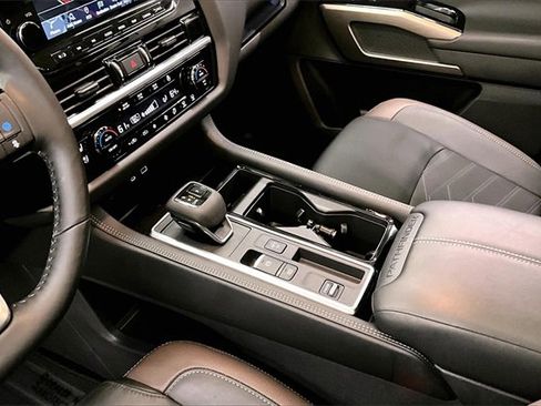 Used 2025 Nissan Pathfinder Platinum image 14