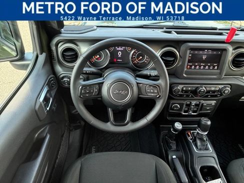 Used 2023 Jeep Gladiator Sport AWD/4WD image 18