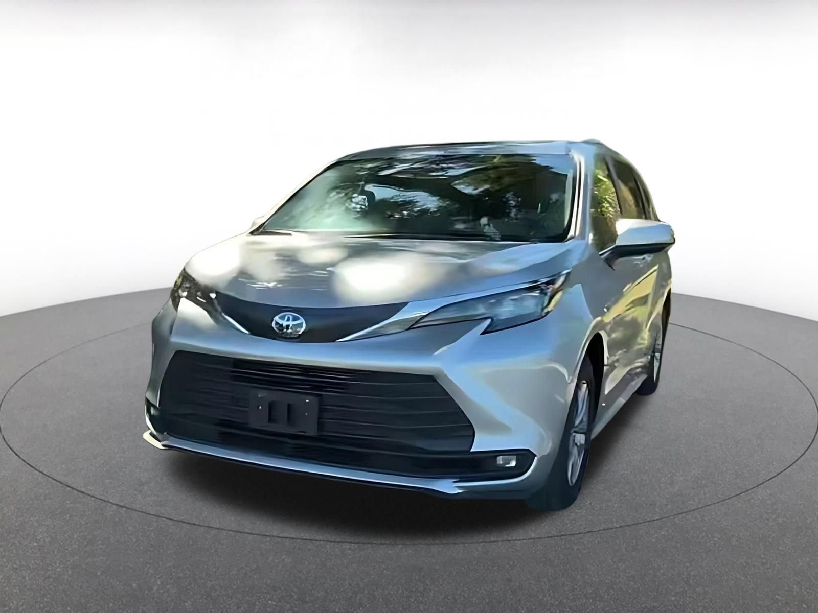 Used 2025 Toyota Sienna XLE FWD image 3