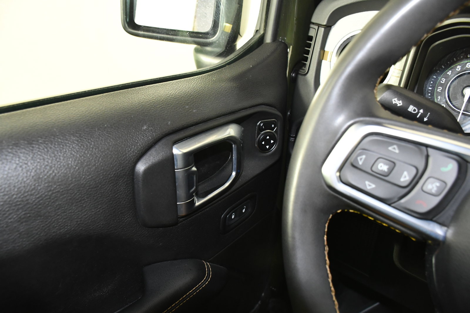 Used 2024 Jeep Wrangler Unlimited Sahara AWD/4WD image 33