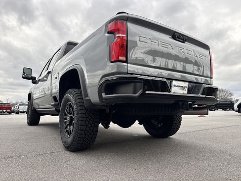 Used 2024 Chevrolet Silverado 2500 ZR2 w/ Technology Package image 8