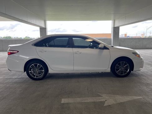 Used 2017 Toyota Camry SE FWD image 11