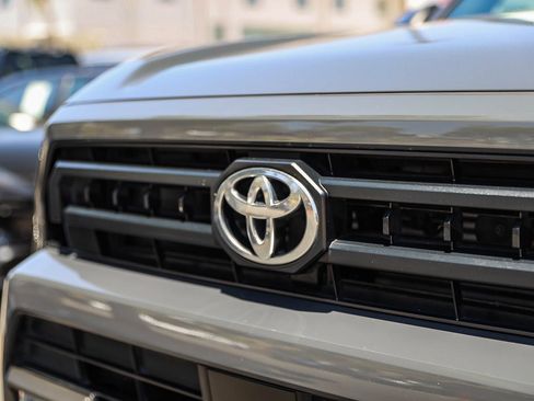 Certified 2025 Toyota 4Runner SR5 AWD/4WD image 11