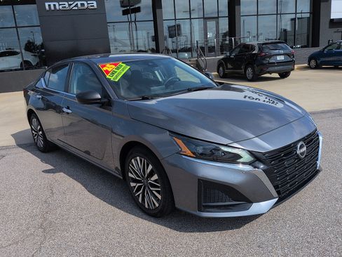 Used 2025 Nissan Altima 2.5 SV FWD image 1