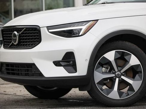 Certified 2026 Volvo XC40 B5 Plus AWD/4WD image 18