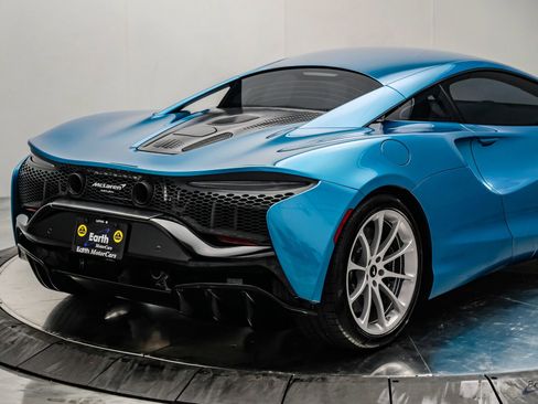 Used 2024 McLaren Artura RWD image 22