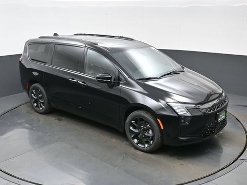 New 2027 Chrysler Pacifica Limited AWD/4WD image 27