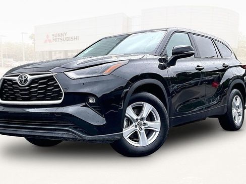 Used 2025 Toyota Highlander LE FWD image 1
