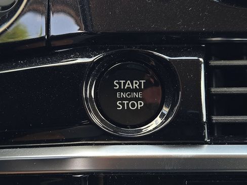 Used 2025 Nissan Pathfinder SV FWD image 17