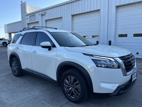 Used 2024 Nissan Pathfinder SV image 15