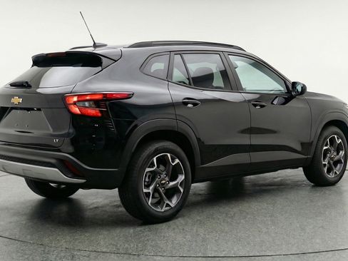 Used 2025 Chevrolet Trax LT w/ LT Convenience Package image 9