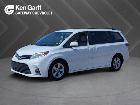 Used 2020 Toyota Sienna LE w/ Carpet Mat Package image 1